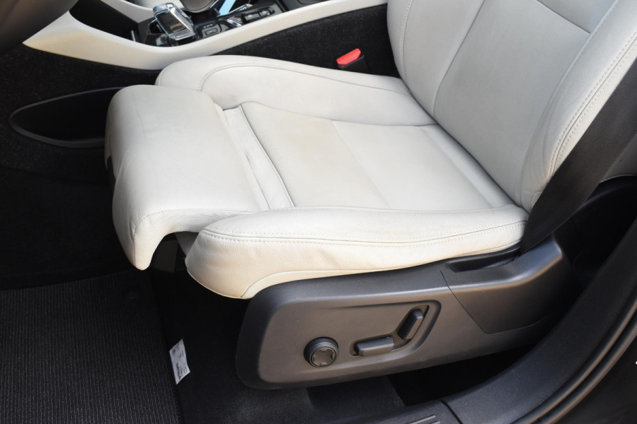 Volvo XC40 T5 247PK AWD Inscription Automaat / Navigatie / Adaptive Cruise control / 360 Camera / 20'' velgen / Panorama schuif-kanteldak / Harman Kardon / Elektrisch verstelbare stoelen met geheugen / Stoelverwarming v+a / Stuurverwarming / Trekhaak