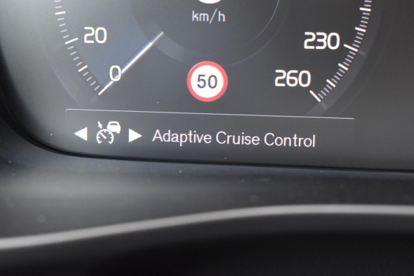 Volvo XC40 T5 247PK AWD Inscription Automaat / Navigatie / Adaptive Cruise control / 360 Camera / 20'' velgen / Panorama schuif-kanteldak / Harman Kardon / Elektrisch verstelbare stoelen met geheugen / Stoelverwarming v+a / Stuurverwarming / Trekhaak
