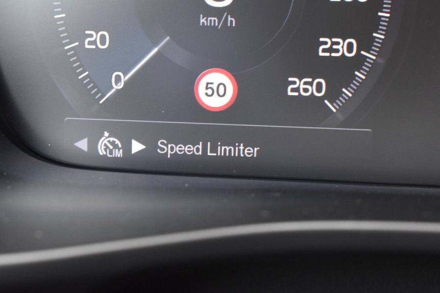Volvo XC40 T5 247PK AWD Inscription Automaat / Navigatie / Adaptive Cruise control / 360 Camera / 20'' velgen / Panorama schuif-kanteldak / Harman Kardon / Elektrisch verstelbare stoelen met geheugen / Stoelverwarming v+a / Stuurverwarming / Trekhaak