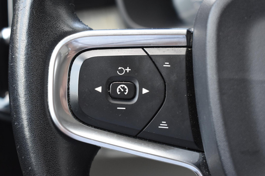 Volvo XC40 T5 247PK AWD Inscription Automaat / Navigatie / Adaptive Cruise control / 360 Camera / 20'' velgen / Panorama schuif-kanteldak / Harman Kardon / Elektrisch verstelbare stoelen met geheugen / Stoelverwarming v+a / Stuurverwarming / Trekhaak