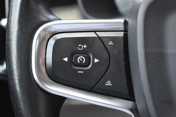 Volvo XC40 T5 247PK AWD Inscription Automaat / Navigatie / Adaptive Cruise control / 360 Camera / 20'' velgen / Panorama schuif-kanteldak / Harman Kardon / Elektrisch verstelbare stoelen met geheugen / Stoelverwarming v+a / Stuurverwarming / Trekhaak
