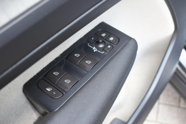 Volvo XC40 T5 247PK AWD Inscription Automaat / Navigatie / Adaptive Cruise control / 360 Camera / 20'' velgen / Panorama schuif-kanteldak / Harman Kardon / Elektrisch verstelbare stoelen met geheugen / Stoelverwarming v+a / Stuurverwarming / Trekhaak