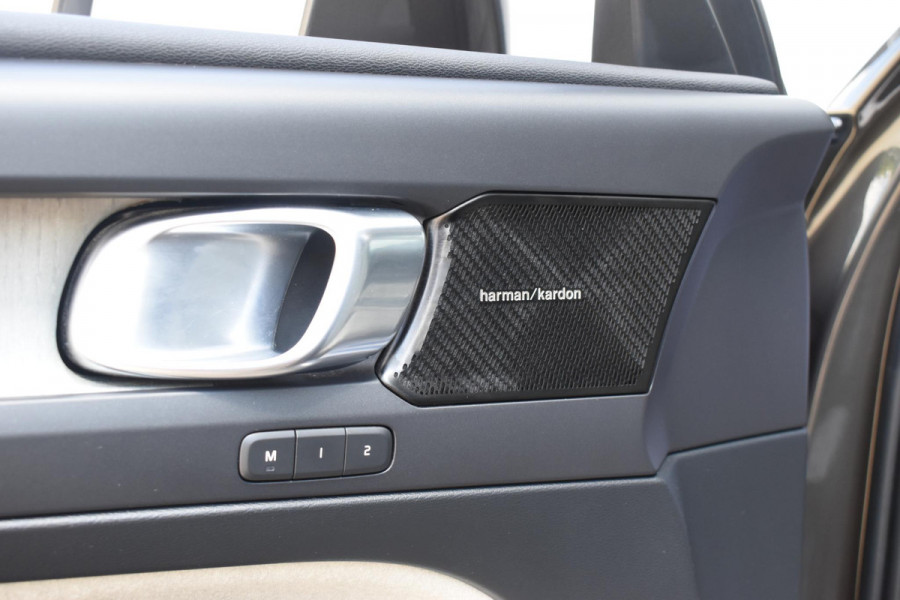 Volvo XC40 T5 247PK AWD Inscription Automaat / Navigatie / Adaptive Cruise control / 360 Camera / 20'' velgen / Panorama schuif-kanteldak / Harman Kardon / Elektrisch verstelbare stoelen met geheugen / Stoelverwarming v+a / Stuurverwarming / Trekhaak