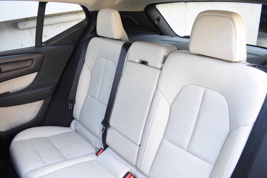 Volvo XC40 T5 247PK AWD Inscription Automaat / Navigatie / Adaptive Cruise control / 360 Camera / 20'' velgen / Panorama schuif-kanteldak / Harman Kardon / Elektrisch verstelbare stoelen met geheugen / Stoelverwarming v+a / Stuurverwarming / Trekhaak