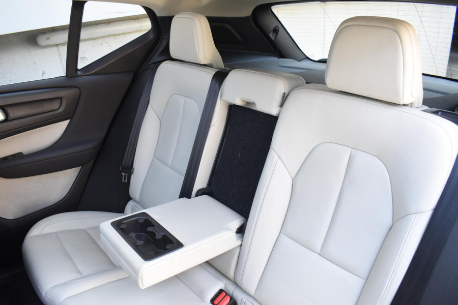 Volvo XC40 T5 247PK AWD Inscription Automaat / Navigatie / Adaptive Cruise control / 360 Camera / 20'' velgen / Panorama schuif-kanteldak / Harman Kardon / Elektrisch verstelbare stoelen met geheugen / Stoelverwarming v+a / Stuurverwarming / Trekhaak