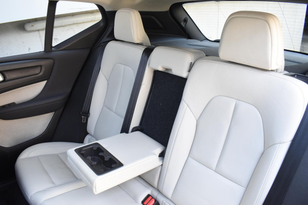 Volvo XC40 T5 247PK AWD Inscription Automaat / Navigatie / Adaptive Cruise control / 360 Camera / 20'' velgen / Panorama schuif-kanteldak / Harman Kardon / Elektrisch verstelbare stoelen met geheugen / Stoelverwarming v+a / Stuurverwarming / Trekhaak
