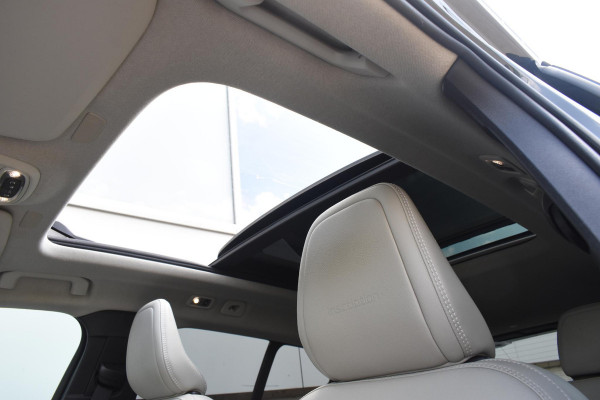 Volvo XC40 T5 247PK AWD Inscription Automaat / Navigatie / Adaptive Cruise control / 360 Camera / 20'' velgen / Panorama schuif-kanteldak / Harman Kardon / Elektrisch verstelbare stoelen met geheugen / Stoelverwarming v+a / Stuurverwarming / Trekhaak