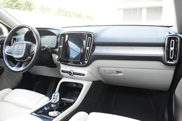 Volvo XC40 T5 247PK AWD Inscription Automaat / Navigatie / Adaptive Cruise control / 360 Camera / 20'' velgen / Panorama schuif-kanteldak / Harman Kardon / Elektrisch verstelbare stoelen met geheugen / Stoelverwarming v+a / Stuurverwarming / Trekhaak