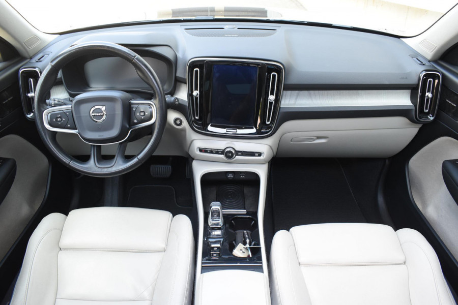 Volvo XC40 T5 247PK AWD Inscription Automaat / Navigatie / Adaptive Cruise control / 360 Camera / 20'' velgen / Panorama schuif-kanteldak / Harman Kardon / Elektrisch verstelbare stoelen met geheugen / Stoelverwarming v+a / Stuurverwarming / Trekhaak