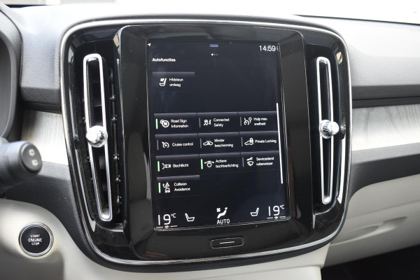 Volvo XC40 T5 247PK AWD Inscription Automaat / Navigatie / Adaptive Cruise control / 360 Camera / 20'' velgen / Panorama schuif-kanteldak / Harman Kardon / Elektrisch verstelbare stoelen met geheugen / Stoelverwarming v+a / Stuurverwarming / Trekhaak