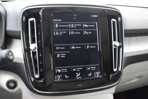 Volvo XC40 T5 247PK AWD Inscription Automaat / Navigatie / Adaptive Cruise control / 360 Camera / 20'' velgen / Panorama schuif-kanteldak / Harman Kardon / Elektrisch verstelbare stoelen met geheugen / Stoelverwarming v+a / Stuurverwarming / Trekhaak