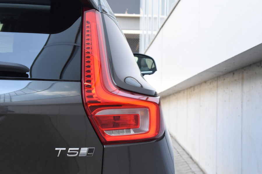 Volvo XC40 T5 247PK AWD Inscription Automaat / Navigatie / Adaptive Cruise control / 360 Camera / 20'' velgen / Panorama schuif-kanteldak / Harman Kardon / Elektrisch verstelbare stoelen met geheugen / Stoelverwarming v+a / Stuurverwarming / Trekhaak