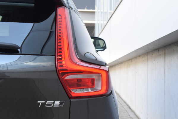 Volvo XC40 T5 247PK AWD Inscription Automaat / Navigatie / Adaptive Cruise control / 360 Camera / 20'' velgen / Panorama schuif-kanteldak / Harman Kardon / Elektrisch verstelbare stoelen met geheugen / Stoelverwarming v+a / Stuurverwarming / Trekhaak