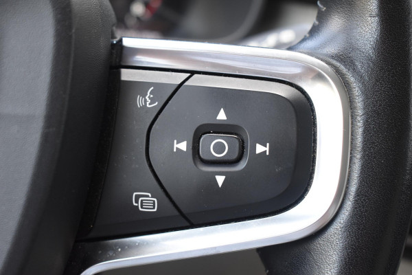 Volvo XC40 T5 247PK AWD Inscription Automaat / Navigatie / Adaptive Cruise control / 360 Camera / 20'' velgen / Panorama schuif-kanteldak / Harman Kardon / Elektrisch verstelbare stoelen met geheugen / Stoelverwarming v+a / Stuurverwarming / Trekhaak