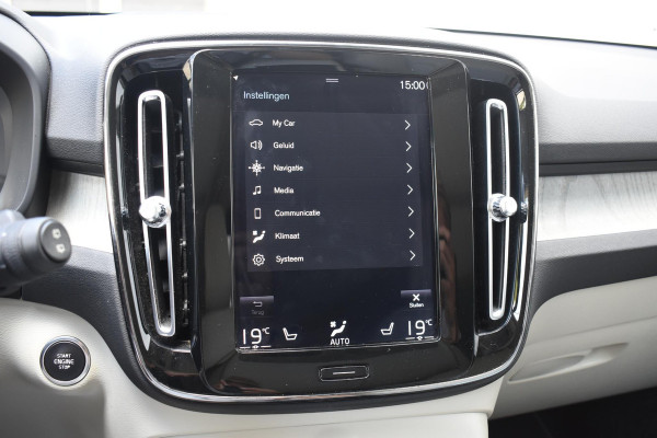 Volvo XC40 T5 247PK AWD Inscription Automaat / Navigatie / Adaptive Cruise control / 360 Camera / 20'' velgen / Panorama schuif-kanteldak / Harman Kardon / Elektrisch verstelbare stoelen met geheugen / Stoelverwarming v+a / Stuurverwarming / Trekhaak