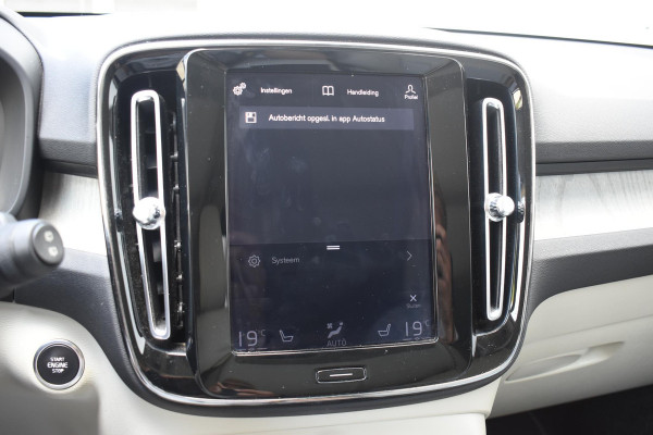 Volvo XC40 T5 247PK AWD Inscription Automaat / Navigatie / Adaptive Cruise control / 360 Camera / 20'' velgen / Panorama schuif-kanteldak / Harman Kardon / Elektrisch verstelbare stoelen met geheugen / Stoelverwarming v+a / Stuurverwarming / Trekhaak