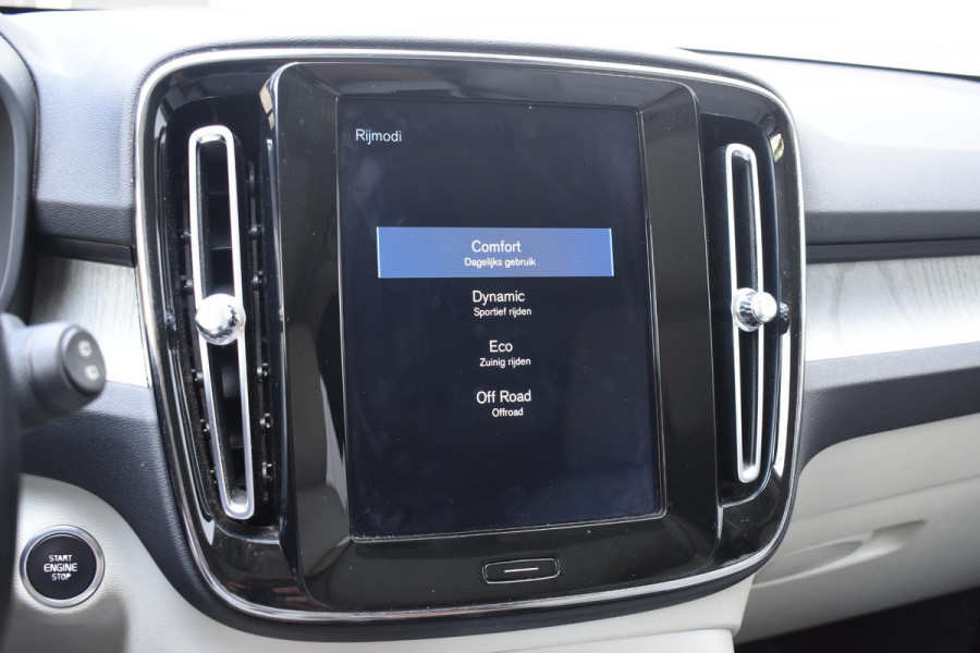 Volvo XC40 T5 247PK AWD Inscription Automaat / Navigatie / Adaptive Cruise control / 360 Camera / 20'' velgen / Panorama schuif-kanteldak / Harman Kardon / Elektrisch verstelbare stoelen met geheugen / Stoelverwarming v+a / Stuurverwarming / Trekhaak