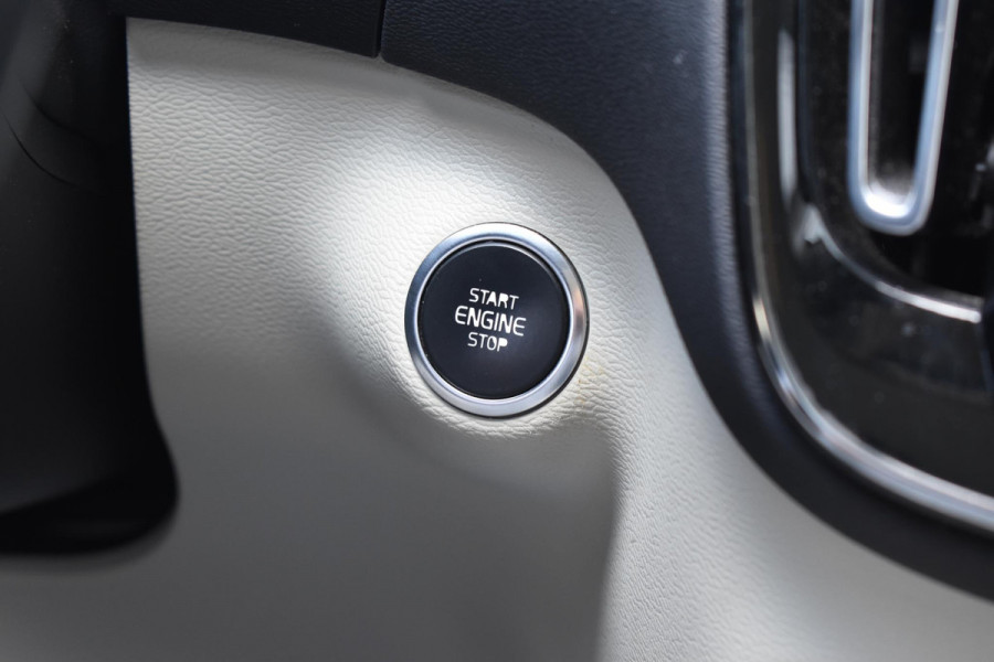 Volvo XC40 T5 247PK AWD Inscription Automaat / Navigatie / Adaptive Cruise control / 360 Camera / 20'' velgen / Panorama schuif-kanteldak / Harman Kardon / Elektrisch verstelbare stoelen met geheugen / Stoelverwarming v+a / Stuurverwarming / Trekhaak