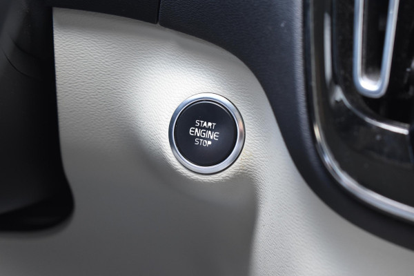 Volvo XC40 T5 247PK AWD Inscription Automaat / Navigatie / Adaptive Cruise control / 360 Camera / 20'' velgen / Panorama schuif-kanteldak / Harman Kardon / Elektrisch verstelbare stoelen met geheugen / Stoelverwarming v+a / Stuurverwarming / Trekhaak