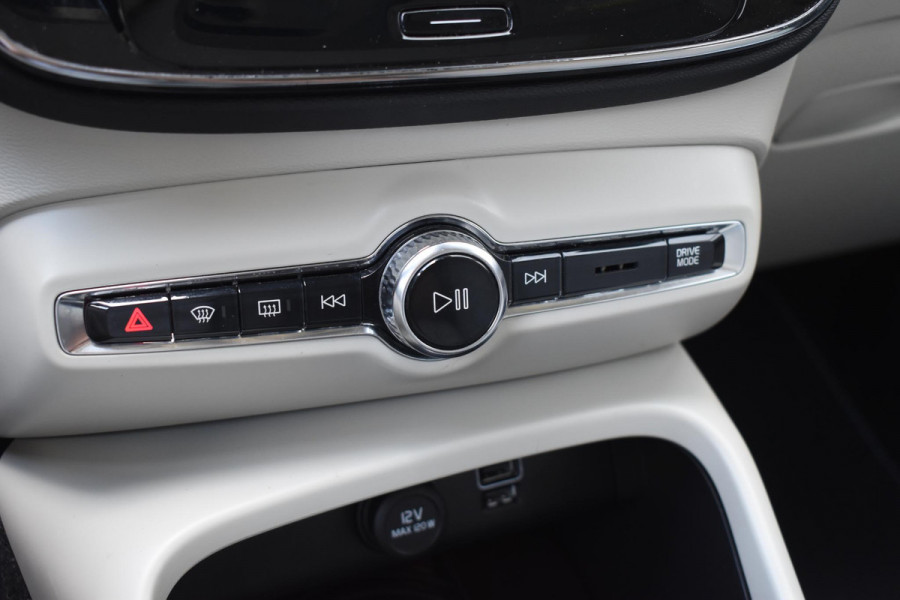 Volvo XC40 T5 247PK AWD Inscription Automaat / Navigatie / Adaptive Cruise control / 360 Camera / 20'' velgen / Panorama schuif-kanteldak / Harman Kardon / Elektrisch verstelbare stoelen met geheugen / Stoelverwarming v+a / Stuurverwarming / Trekhaak