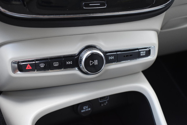 Volvo XC40 T5 247PK AWD Inscription Automaat / Navigatie / Adaptive Cruise control / 360 Camera / 20'' velgen / Panorama schuif-kanteldak / Harman Kardon / Elektrisch verstelbare stoelen met geheugen / Stoelverwarming v+a / Stuurverwarming / Trekhaak