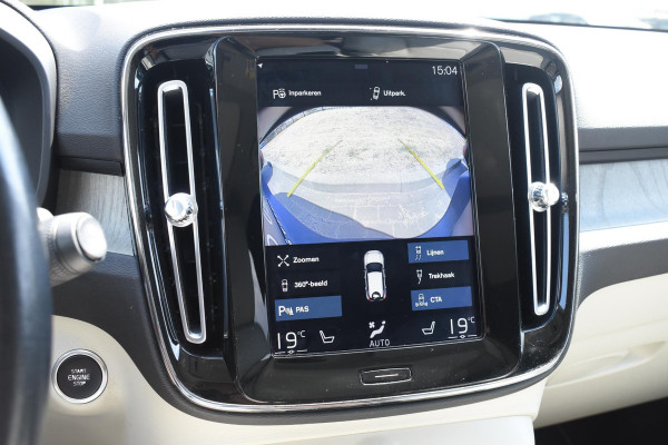 Volvo XC40 T5 247PK AWD Inscription Automaat / Navigatie / Adaptive Cruise control / 360 Camera / 20'' velgen / Panorama schuif-kanteldak / Harman Kardon / Elektrisch verstelbare stoelen met geheugen / Stoelverwarming v+a / Stuurverwarming / Trekhaak