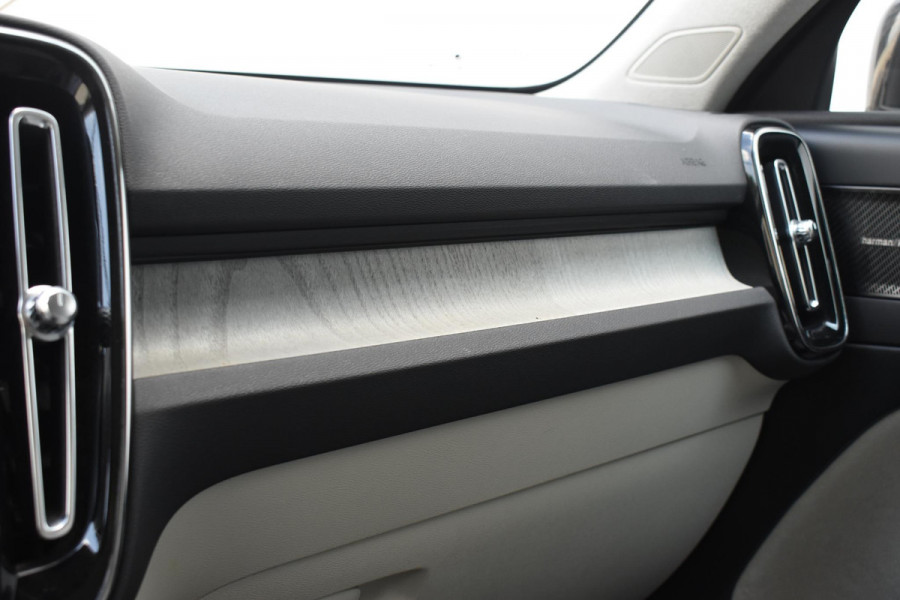 Volvo XC40 T5 247PK AWD Inscription Automaat / Navigatie / Adaptive Cruise control / 360 Camera / 20'' velgen / Panorama schuif-kanteldak / Harman Kardon / Elektrisch verstelbare stoelen met geheugen / Stoelverwarming v+a / Stuurverwarming / Trekhaak