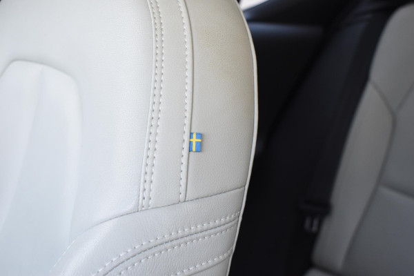Volvo XC40 T5 247PK AWD Inscription Automaat / Navigatie / Adaptive Cruise control / 360 Camera / 20'' velgen / Panorama schuif-kanteldak / Harman Kardon / Elektrisch verstelbare stoelen met geheugen / Stoelverwarming v+a / Stuurverwarming / Trekhaak