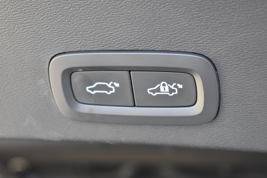 Volvo XC40 T5 247PK AWD Inscription Automaat / Navigatie / Adaptive Cruise control / 360 Camera / 20'' velgen / Panorama schuif-kanteldak / Harman Kardon / Elektrisch verstelbare stoelen met geheugen / Stoelverwarming v+a / Stuurverwarming / Trekhaak