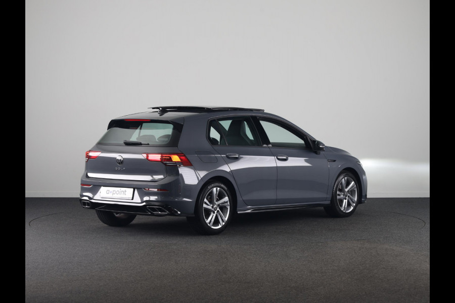Volkswagen Golf 1.5 eTSI R-Line 130 pk Automaat (DSG) | Navigatie | Panoramadak | Trekhaak (wegklapbaar) | Parkeersensoren | R-Line |