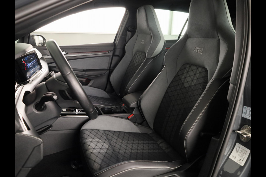 Volkswagen Golf 1.5 eTSI R-Line 130 pk Automaat (DSG) | Navigatie | Panoramadak | Trekhaak (wegklapbaar) | Parkeersensoren | R-Line |