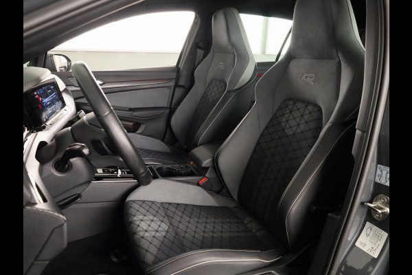 Volkswagen Golf 1.5 eTSI R-Line 130 pk Automaat (DSG) | Navigatie | Panoramadak | Trekhaak (wegklapbaar) | Parkeersensoren | R-Line |