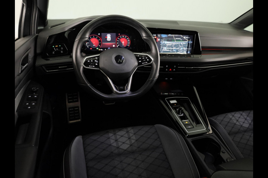 Volkswagen Golf 1.5 eTSI R-Line 130 pk Automaat (DSG) | Navigatie | Panoramadak | Trekhaak (wegklapbaar) | Parkeersensoren | R-Line |