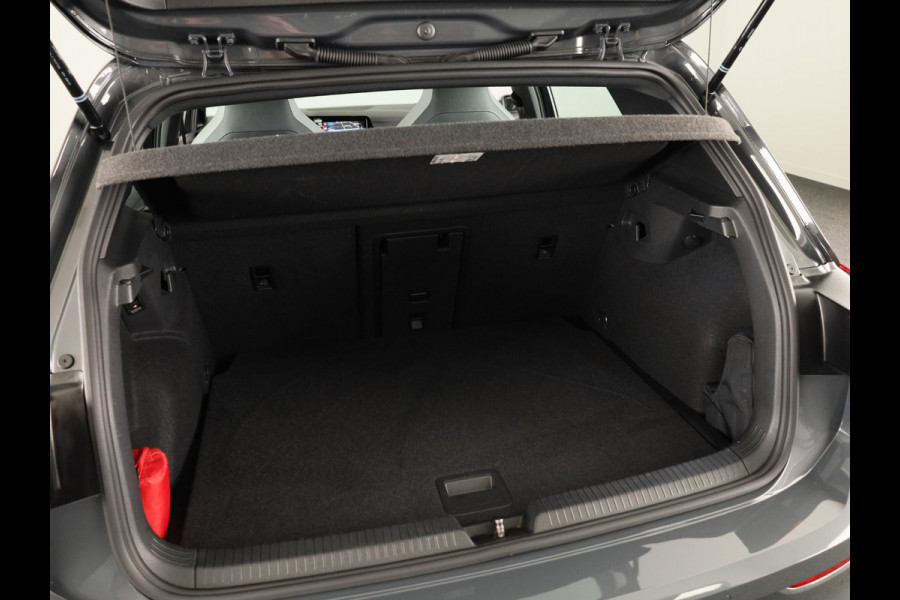 Volkswagen Golf 1.5 eTSI R-Line 130 pk Automaat (DSG) | Navigatie | Panoramadak | Trekhaak (wegklapbaar) | Parkeersensoren | R-Line |