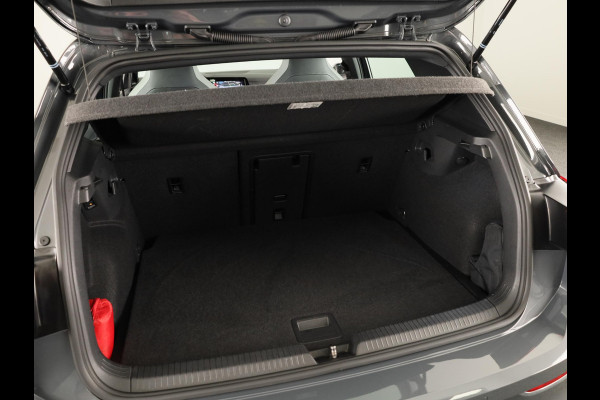 Volkswagen Golf 1.5 eTSI R-Line 130 pk Automaat (DSG) | Navigatie | Panoramadak | Trekhaak (wegklapbaar) | Parkeersensoren | R-Line |