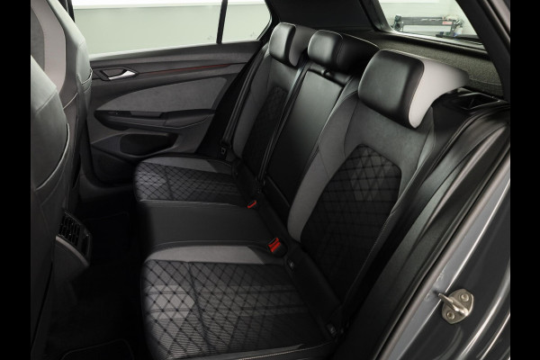 Volkswagen Golf 1.5 eTSI R-Line 130 pk Automaat (DSG) | Navigatie | Panoramadak | Trekhaak (wegklapbaar) | Parkeersensoren | R-Line |