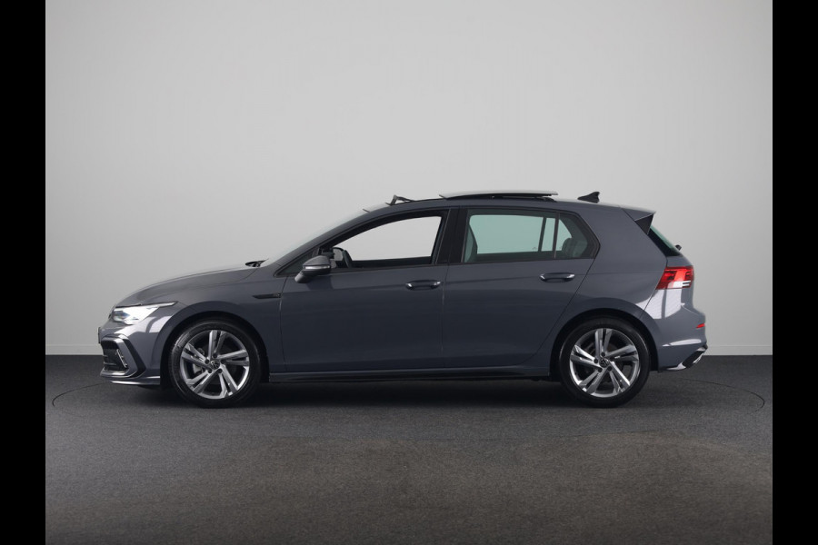 Volkswagen Golf 1.5 eTSI R-Line 130 pk Automaat (DSG) | Navigatie | Panoramadak | Trekhaak (wegklapbaar) | Parkeersensoren | R-Line |