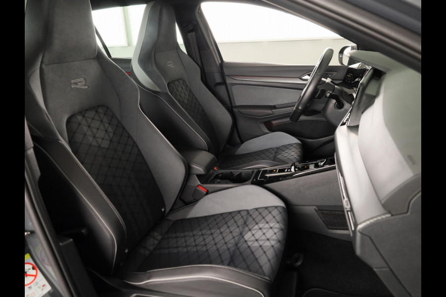 Volkswagen Golf 1.5 eTSI R-Line 130 pk Automaat (DSG) | Navigatie | Panoramadak | Trekhaak (wegklapbaar) | Parkeersensoren | R-Line |
