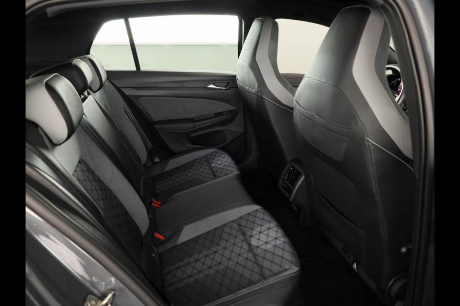Volkswagen Golf 1.5 eTSI R-Line 130 pk Automaat (DSG) | Navigatie | Panoramadak | Trekhaak (wegklapbaar) | Parkeersensoren | R-Line |