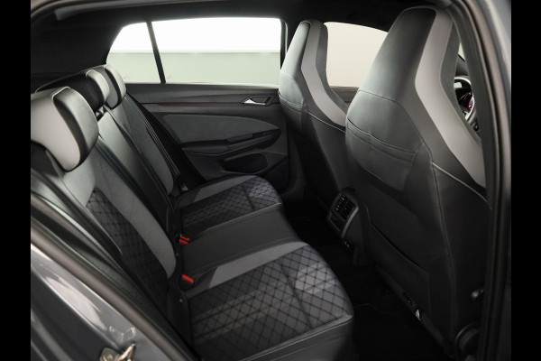 Volkswagen Golf 1.5 eTSI R-Line 130 pk Automaat (DSG) | Navigatie | Panoramadak | Trekhaak (wegklapbaar) | Parkeersensoren | R-Line |