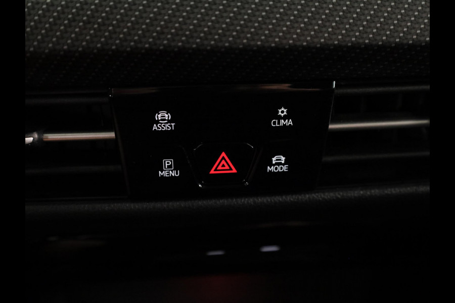 Volkswagen Golf 1.5 eTSI R-Line 130 pk Automaat (DSG) | Navigatie | Panoramadak | Trekhaak (wegklapbaar) | Parkeersensoren | R-Line |