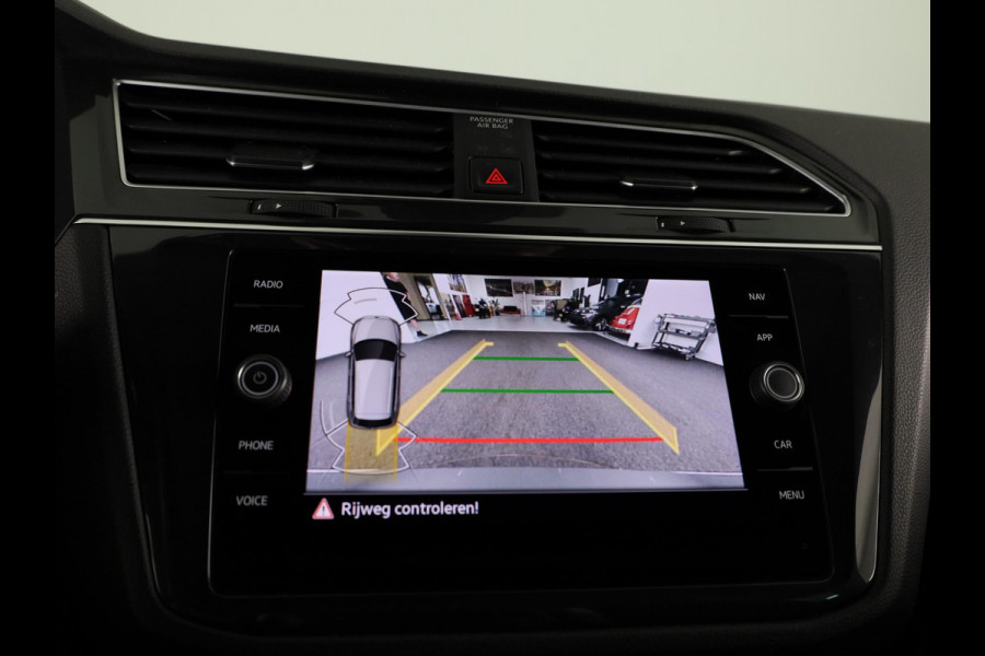 Volkswagen Tiguan 1.5 TSI R-Line Business 150 PK | Automaat ( DSG ) | Panoramadak | Camera | 20 Inch | Stoelverwarming