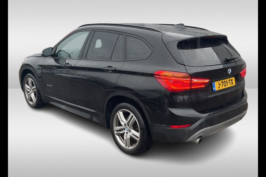 BMW X1 sDrive18i High Executive / Panoramadak / Leder / Head-up / Parkeerhulp V+A / Navigatie / 17'' / Stoelverwarming / Cruise Control