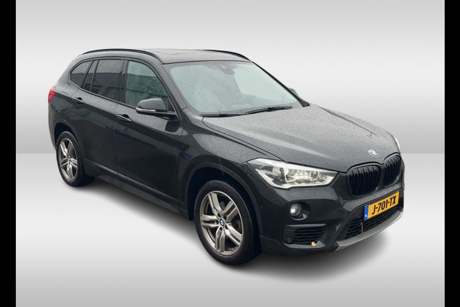 BMW X1 sDrive18i High Executive / Panoramadak / Leder / Head-up / Parkeerhulp V+A / Navigatie / 17'' / Stoelverwarming / Cruise Control