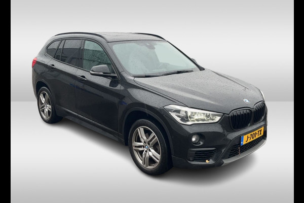 BMW X1 sDrive18i High Executive / Panoramadak / Leder / Head-up / Parkeerhulp V+A / Navigatie / 17'' / Stoelverwarming / Cruise Control