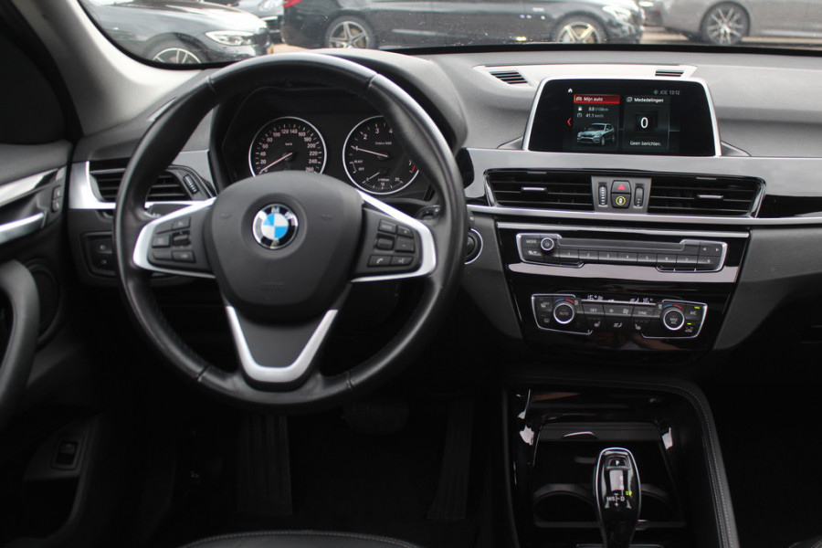 BMW X1 sDrive18i High Executive / Panoramadak / Leder / Head-up / Parkeerhulp V+A / Navigatie / 17'' / Stoelverwarming / Cruise Control