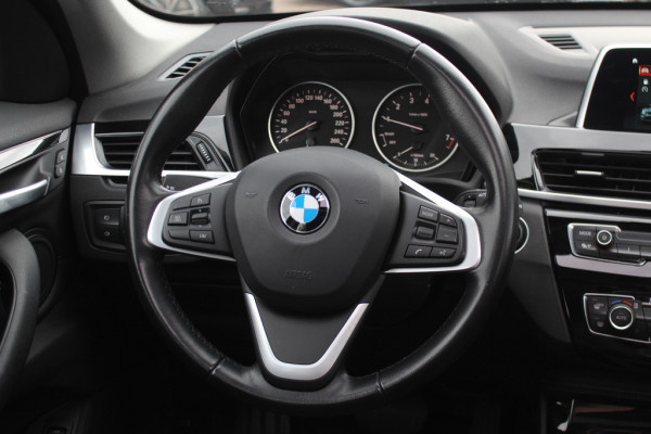 BMW X1 sDrive18i High Executive / Panoramadak / Leder / Head-up / Parkeerhulp V+A / Navigatie / 17'' / Stoelverwarming / Cruise Control