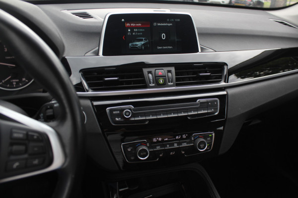 BMW X1 sDrive18i High Executive / Panoramadak / Leder / Head-up / Parkeerhulp V+A / Navigatie / 17'' / Stoelverwarming / Cruise Control