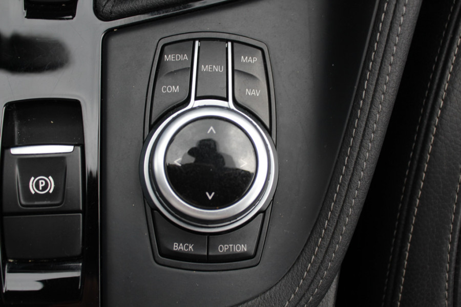 BMW X1 sDrive18i High Executive / Panoramadak / Leder / Head-up / Parkeerhulp V+A / Navigatie / 17'' / Stoelverwarming / Cruise Control