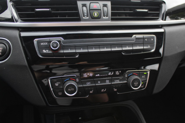 BMW X1 sDrive18i High Executive / Panoramadak / Leder / Head-up / Parkeerhulp V+A / Navigatie / 17'' / Stoelverwarming / Cruise Control